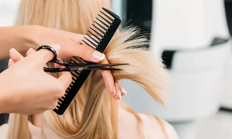 Coupe de cheveux femme au salon de Muriel à Bordeaux