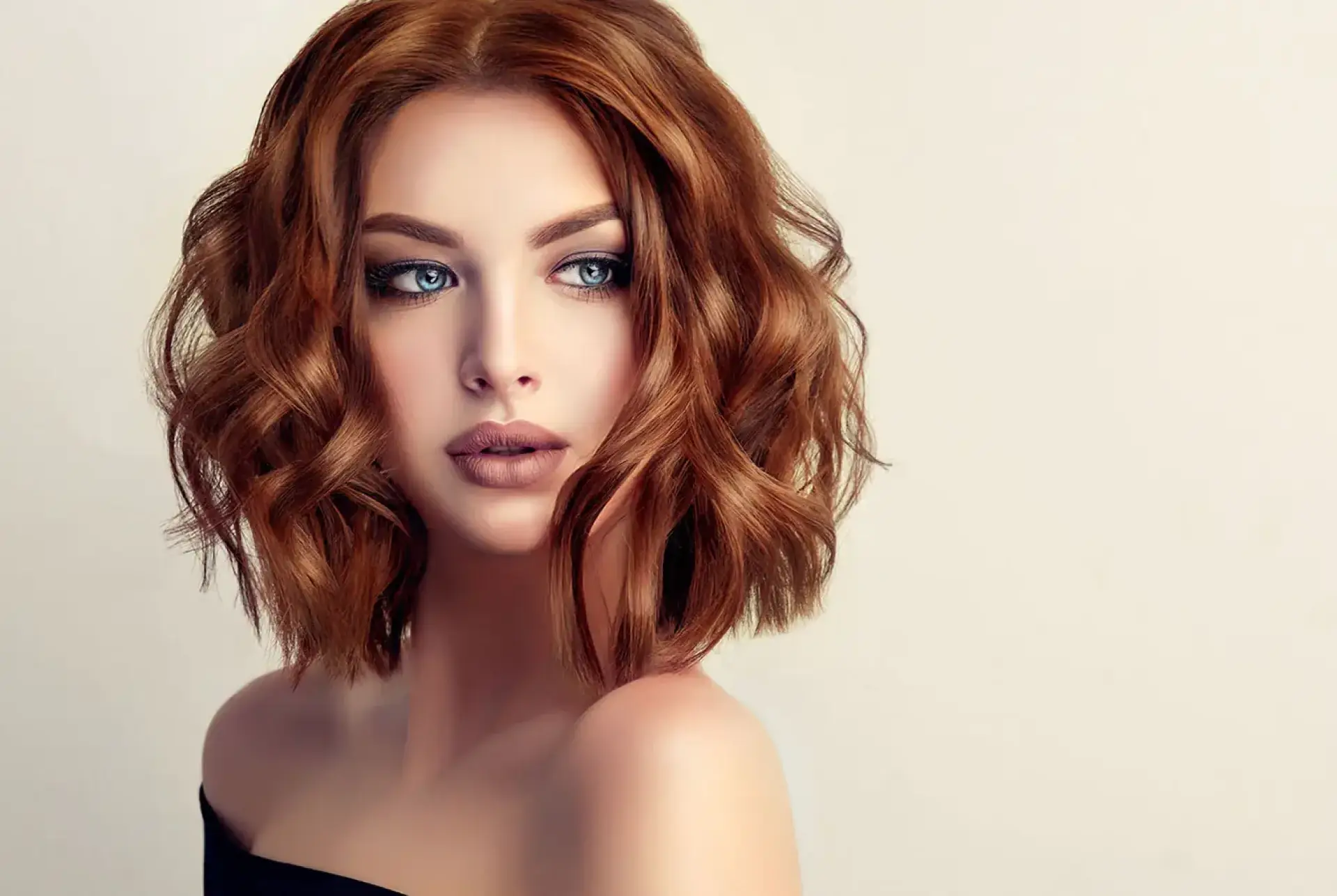 Femme aux cheveux auburn ondulés en carré plongeant, réalisé au Salon de Muriel à Bordeaux