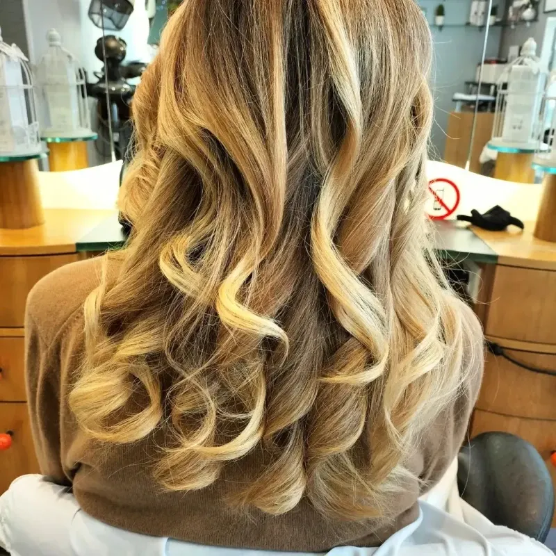Ombré hair blond doré sur cheveux longs et bouclés