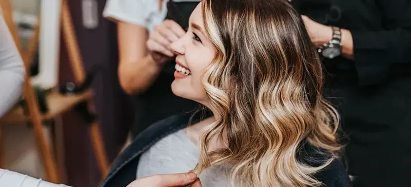 Relooking femme en salon de coiffure à Bordeaux